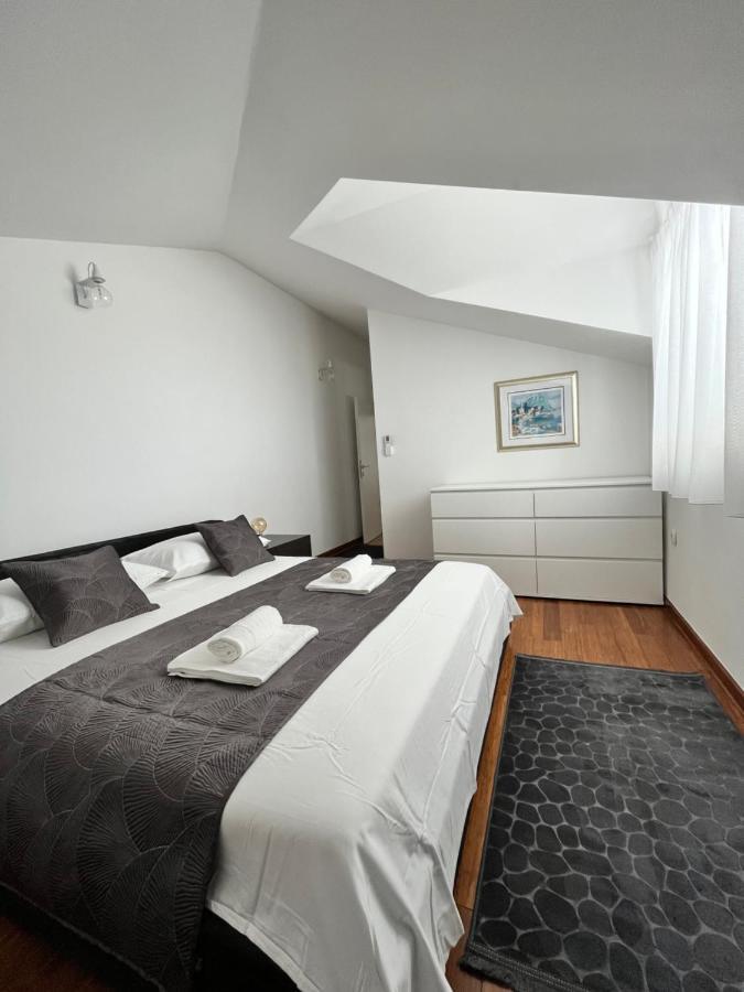 Sky - Beautiful Rooftop Apartment With Shared Pool สปลิท ภายนอก รูปภาพ