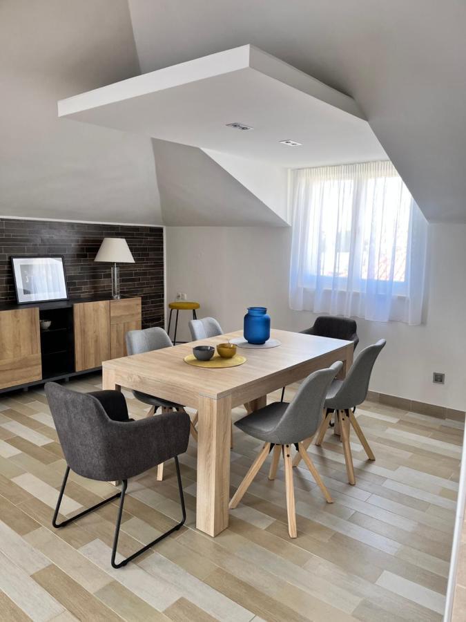 Sky - Beautiful Rooftop Apartment With Shared Pool สปลิท ภายนอก รูปภาพ