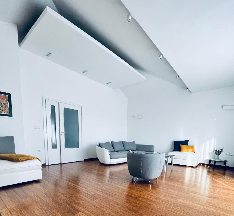 Sky - Beautiful Rooftop Apartment With Shared Pool สปลิท ภายนอก รูปภาพ