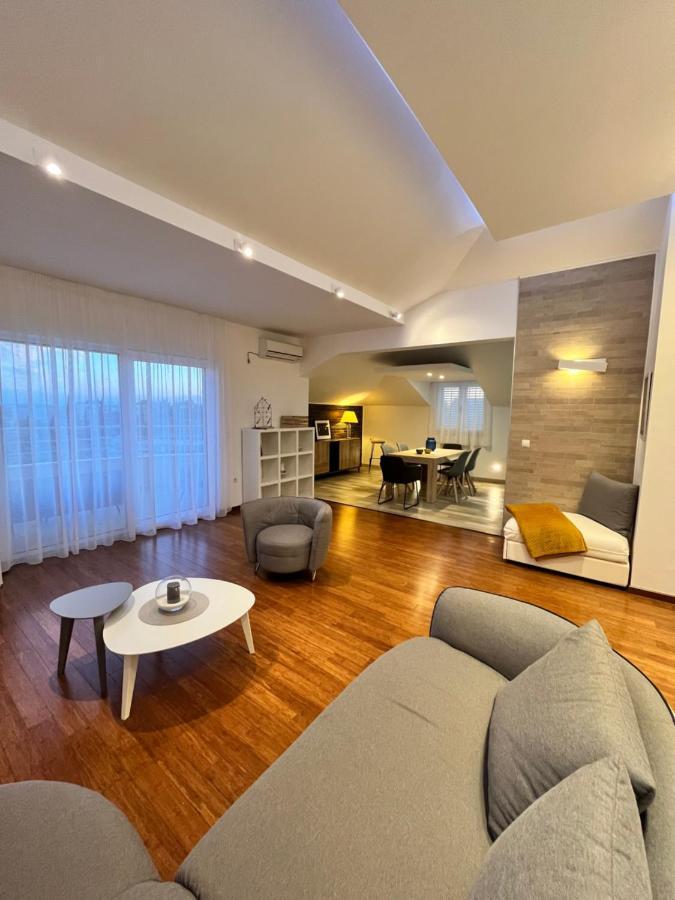 Sky - Beautiful Rooftop Apartment With Shared Pool สปลิท ภายนอก รูปภาพ