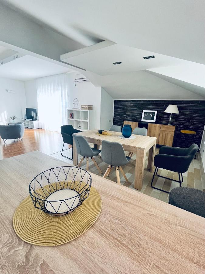 Sky - Beautiful Rooftop Apartment With Shared Pool สปลิท ภายนอก รูปภาพ