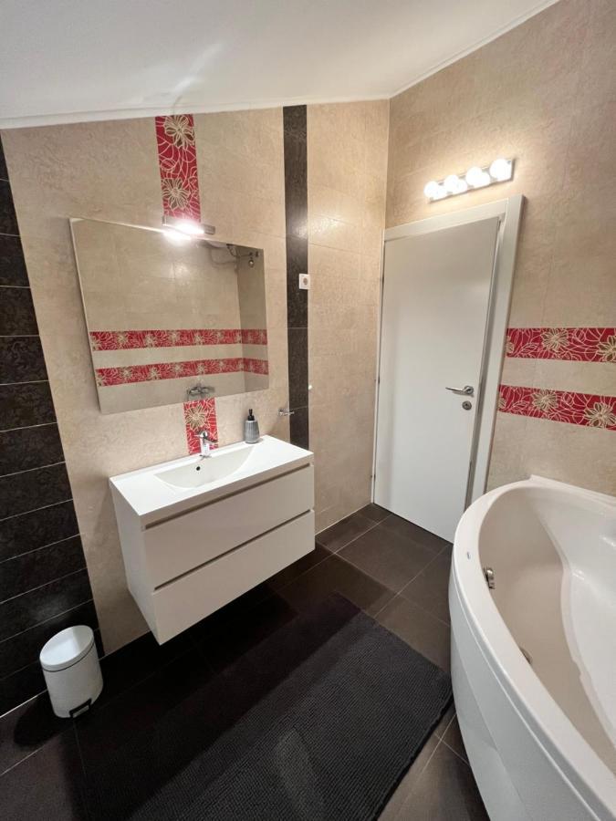 Sky - Beautiful Rooftop Apartment With Shared Pool สปลิท ภายนอก รูปภาพ